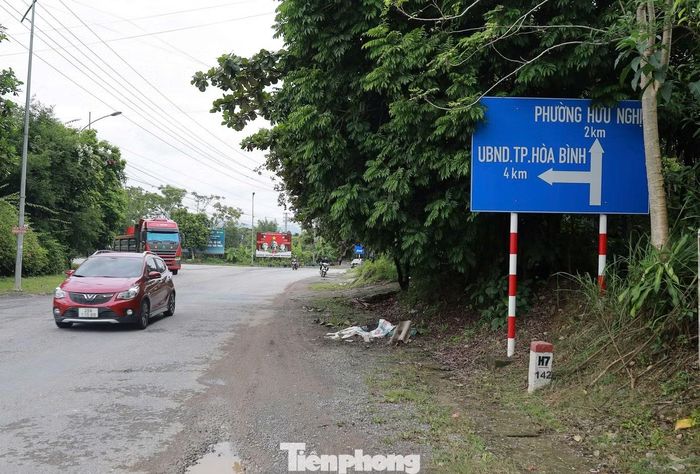Không chỉ khu vực trung tâm, trên Tỉnh lộ 317 chạy dọc sông Đà hướng về phường Hòa Bình vẫn còn các biển chỉ dẫn đến UBND TP. Hòa Bình. Trên Tỉnh lộ 433 từ xã Đà Bắc về trung tâm cũng vẫn xuất hiện biển ghi Phú Thọ – Hòa Bình.