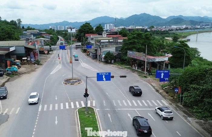 Ông Nguyễn Tiến Anh phường Hòa Bình cho biết, người dân không hiểu vì sao đến nay các cơ quan chức năng vẫn chưa thay thế các biển chỉ dẫn giao thông. Đối với người dân địa phương, việc nhận biết hướng đi có thể không quá khó khăn. Tuy nhiên, người từ nơi khác đến, đặc biệt là du khách và người nước ngoài, sẽ gặp nhiều lúng túng khi xác định lộ trình, dù có sự hỗ trợ của các ứng dụng bản đồ.