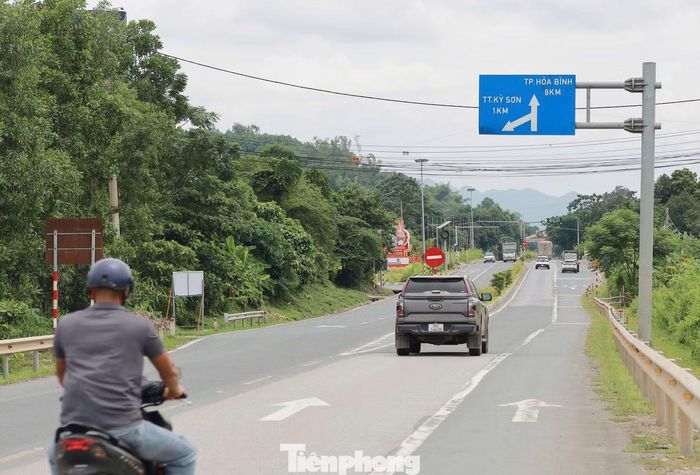 Tại điểm cuối cao tốc Hòa Lạc – Hòa Bình, nơi giao cắt với Quốc lộ 6, các biển chỉ dẫn vẫn ghi hướng đi thị trấn Kỳ Sơn và TP. Hòa Bình, dù các đơn vị hành chính này đã được điều chỉnh không còn tồn tại trên thực tế.