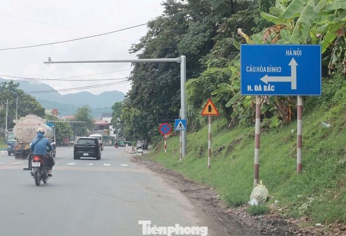 Di chuyển khoảng 3 km đến cầu Hòa Bình 3, nối Quốc lộ 6 với phường Hòa Bình (tỉnh Phú Thọ), hướng đi xã Đà Bắc, biển chỉ dẫn đi huyện Đà Bắc vẫn còn chưa được thay đổi.