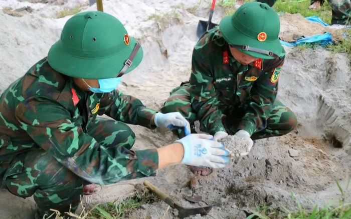 Lực lượng chức năng phát hiện, quy tập một hài cốt liệt sĩ tại khu vực ga Hương Thủy, TP. Huế.