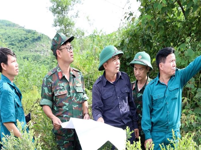 Lực lượng quân đội tiến hành khảo sát khu vực đồi núi tại Huế nghi có mộ liệt sĩ.