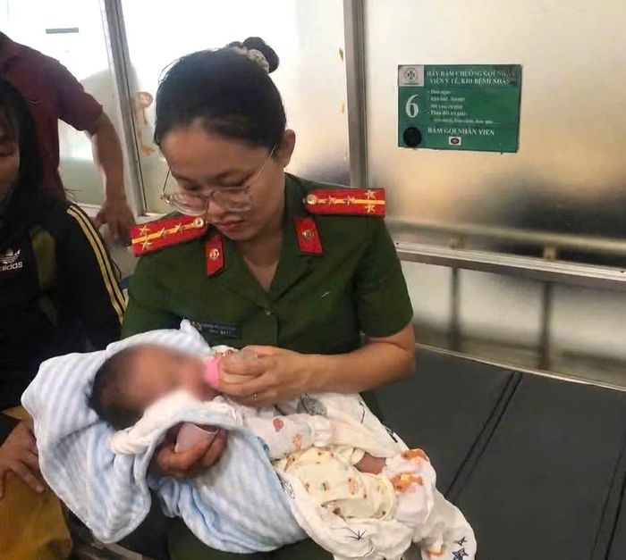 Bé gái được chăm sóc tại trạm y tế xã.