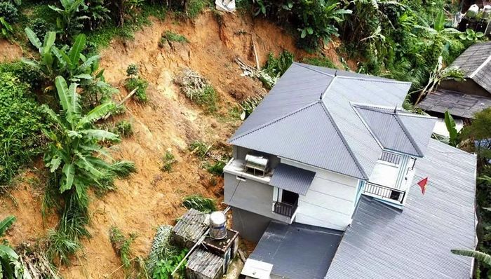 Theo thông tin ban đầu, mưa lũ cũng khiến 303 ngôi nhà của người dân tại các xã: Thuận Châu, Yên Châu, Mường Khiêng, Chiềng Sơn, Nậm Ty, Muổi Nọi và phường Chiềng An bị ảnh hưởng ở nhiều mức độ. Trong đó, có nhiều ngôi nhà bị sập.