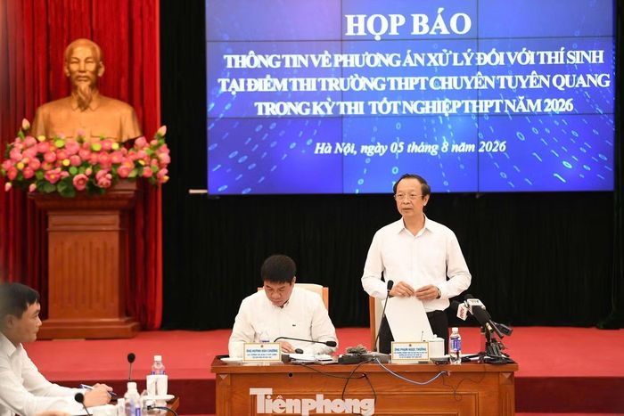 Thứ trưởng Bộ GD&ĐT Phạm Ngọc Thưởng (bên phải) chủ trì họp báo thông tin phương án xử lí thí sinh tại điểm thi Trường THPT Chuyên Tuyên Quang ngày 5/8. Ảnh: Dương Triều