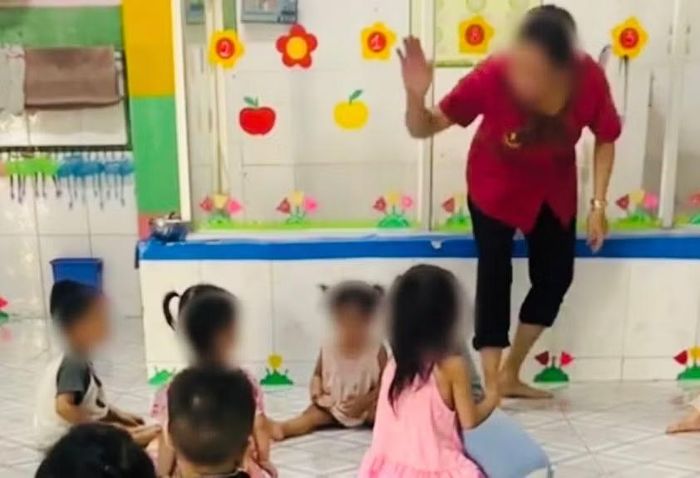 Bé gái liên tục bị bảo mẫu đánh vào đầu. Ảnh: cắt từ video chia sẻ MXH