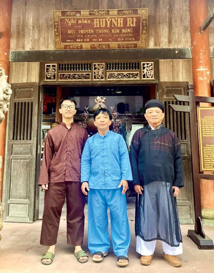 Ba thế hệ họ Huỳnh ở làng mộc Kim Bồng tiếp nối gìn giữ, phát triển nghề mộc truyền thống: Nghệ nhân Nhân dân Huỳnh Ri (phải), Nghệ nhân Nhân dân Huỳnh Sướng (giữa) và Huỳnh Tấn Quốc (trái)
