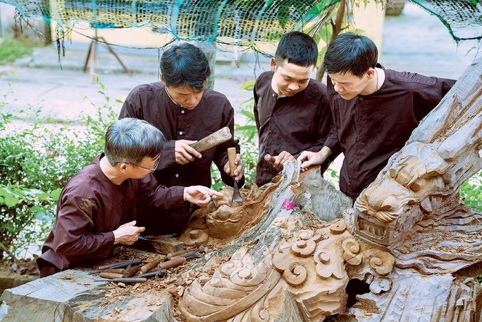Gỗ qua bàn tay người Kim Bồng đã trở thành những vật dụng mang theo hồn cốt của một làng nghề sống bằng sự tỉ mỉ, nhẫn nại và đam mê