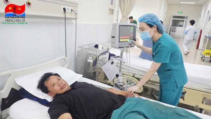 Người bệnh được chuyển vào Khoa Cấp cứu của Trung tâm Y tế Vietsovpetro.