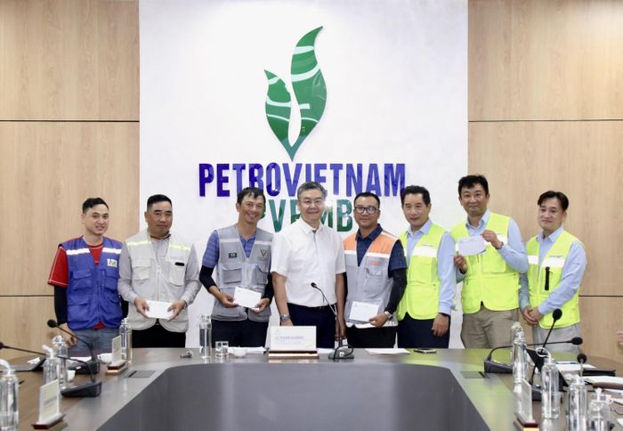 Tổng Giám đốc Petrovietnam Lê Mạnh Cường tặng quà các nhà thầu tham gia dự án.
