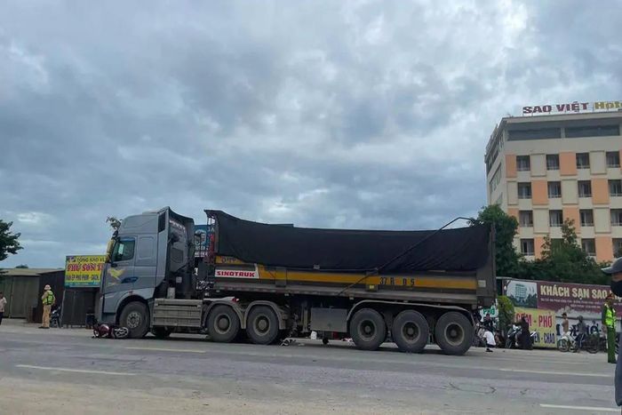 Hiện trường vụ tai nạn giữa xe đầu kéo và xe máy trên tuyến tránh Vinh.