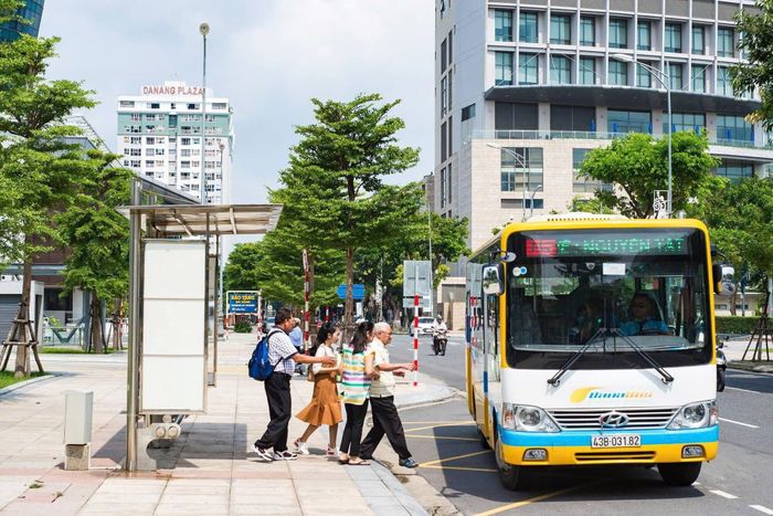 Đà Nẵng đặt mục tiêu thay thế toàn bộ xe buýt sử dụng nhiên liệu hóa thạch bằng xe buýt điện và năng lượng xanh vào năm 2050. (Ảnh minh họa)