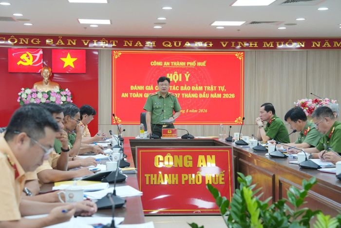 Thiếu tướng Nguyễn Thanh Tuấn, Giám đốc Công an thành phố Huế phát biểu tại Hội ý nghiệp vụ đánh giá công tác bảo đảm trật tự, an toàn giao thông 7 tháng đầu năm 2026