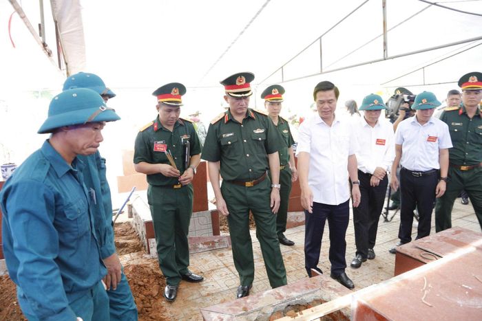 Đoàn công tác kiểm tra thực tế khu vực khai quật, lấy mẫu hài cốt liệt sĩ tại xã Bắc Lũng.