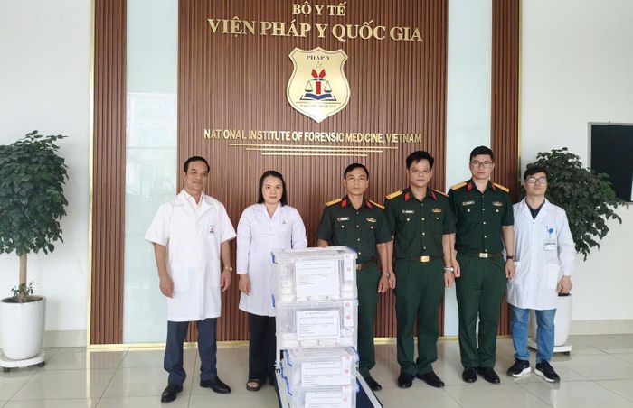 Thượng tá Nguyễn Ngọc Lâm, Phó Chủ nhiệm Chính trị, Bộ Chỉ huy quân sự tỉnh Thái Nguyên cùng đoàn công tác tỉnh thực hiện việc bàn giao 164 mẫu HCLS.