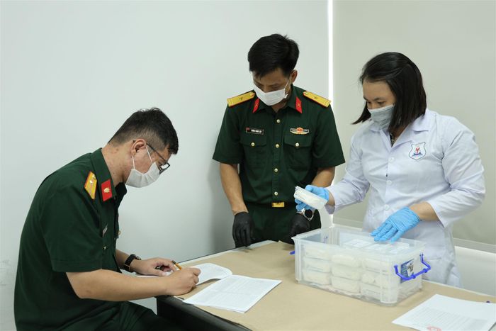 Cán bộ Viện Pháp y Quốc gia tiếp nhận 164 mẫu HCLS tỉnh Thái Nguyên bàn giao.