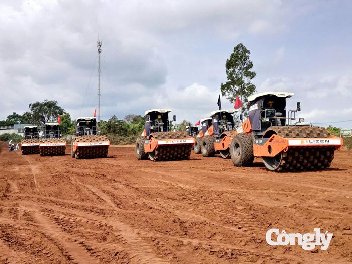 Công tác giải phóng mặt bằng dự án cao tốc Quy Nhơn – Pleiku qua địa bàn phường Hội Phú được xác định là một trong những địa điểm phức tạp, vất vả. Vậy nhưng, với sự vào cuộc quyết liệt, nhịp nhàng nên đã tạo được sự đồng thuận của tất cả bà con nhân dân có diện tích nằm trong phạm vi giải tỏa.
