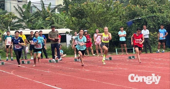 Ngay sau lễ khai mạc, các vận động viên bước vào tranh tài ở nội dung chạy 100m nữ.