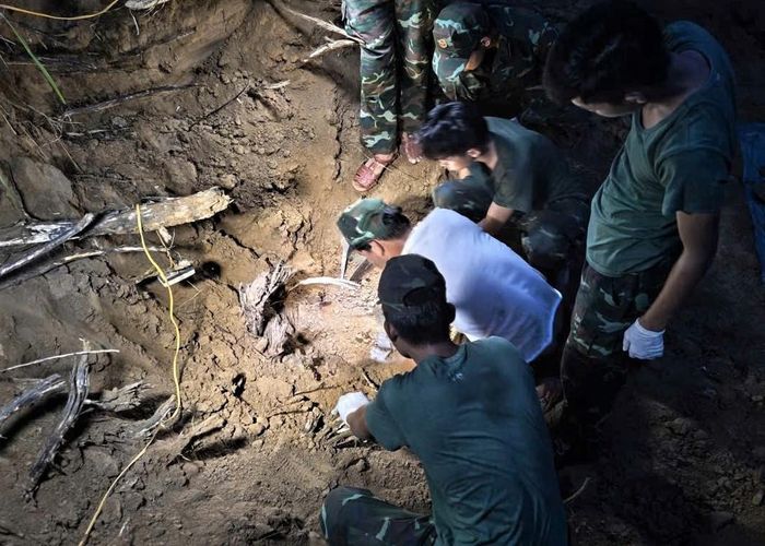 Lực lượng tìm kiếm mở rộng khu vực khai quật sau khi phát hiện một đoạn xương nghi của liệt sĩ. Ảnh: Quang Cường