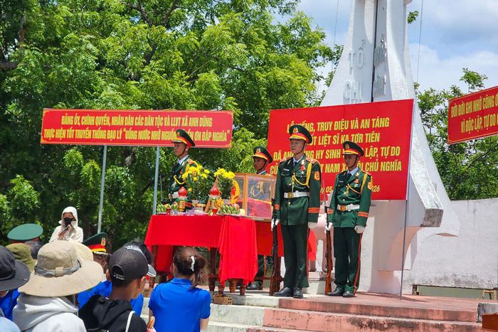 Liệt sĩ Ka Tơr Tiên đã được Bộ CHQS tỉnh Khánh Hòa đưa về nghĩa trang liệt sĩ Ninh Thuận (xã Xuân Hải) để tổ chức lễ truy điệu, an táng theo nghi thức trang trọng. Ảnh: N.X