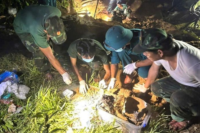 Lực lượng tìm kiếm, quy tập hài cốt liệt sĩ làm việc xuyên đêm tại khu vực hầm trú ẩn ở xã Phú Thuận. Ảnh: Quang Cường