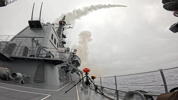 Tàu khu trục Chokai của Nhật Bản phóng tên lửa Tomahawk. Ảnh: Bộ Quốc phòng Nhật Bản