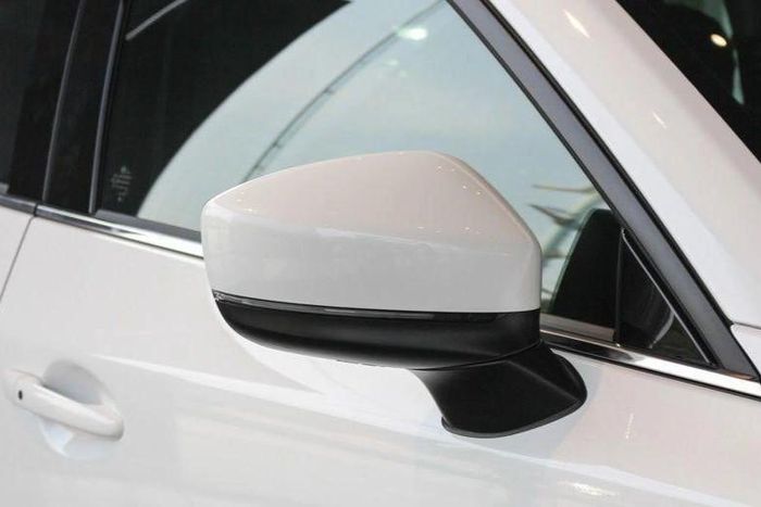 Gương xe bên cụp bên xòe là lỗi phổ biến trên nhiều dòng xe của Mazda trong đó có CX-5. Ảnh: DGX