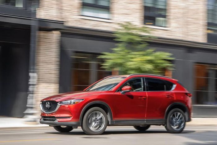 Mazda CX-5 2019 được nhiều người phản ánh về hiện tượng đạp phanh nhưng xe vẫn lao về phía trước. Ảnh: Car And Driver