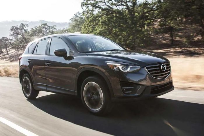 Hơn 36.000 xe Mazda CX-5 2016 bị triệu hồi vào năm 2020 do lỗi đèn LED ban ngày. Ảnh: Consumer Reports