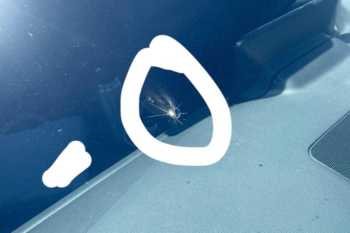 Kính chắn gió trên Mazda CX-5 dễ bị nứt sau khi va chạm với đá dăm hoặc các vật thể nhỏ trên đường. Ảnh: Reddit
