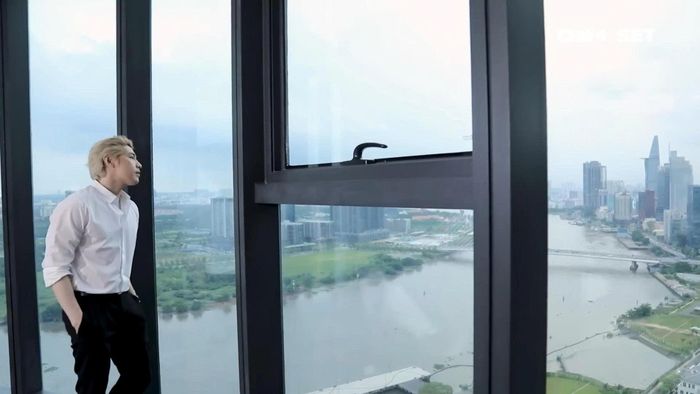 Nhà Noo Phước Thịnh nhìn thẳng ra cầu Ba Son. Giá trị căn hộ này được chuyên gia phỏng đoán khoảng 37-40 tỷ đồng. Ảnh: Chụp màn hình