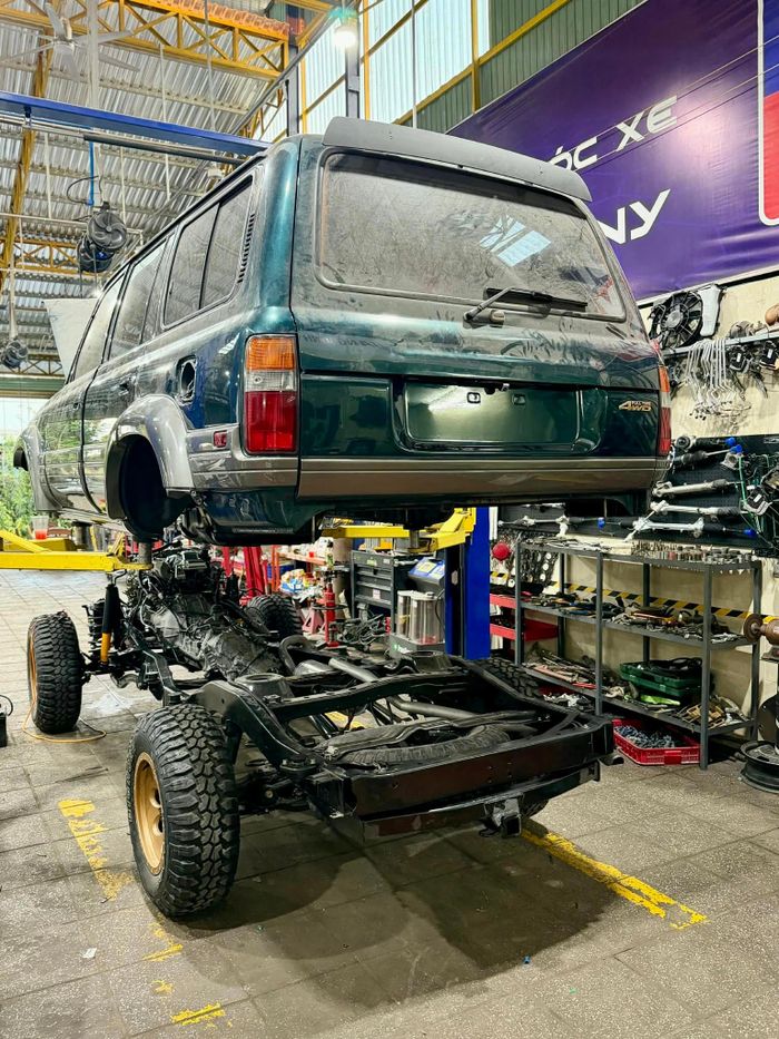 Toàn bộ chiếc Land Cruiser được tháo rời hoàn toàn, từ nội thất, thân xe, động cơ, hộp số đến hệ thống truyền động và khung gầm. 