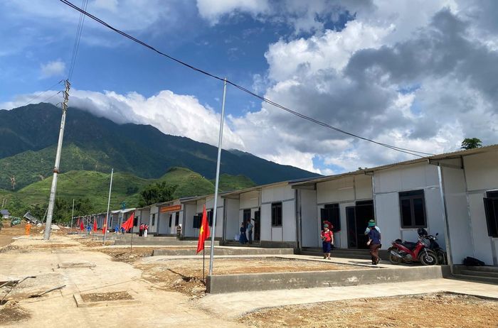 Khu tái định cư cho 24 hộ ở xã Mường Than bị mất nhà ở sau trận lũ ngày 17/7/2026 đã được cấp tốc xây dựng trên quỹ đất đã được quy hoạch để đấu giá. Đây có thể trở thành dấu mốc trong tư duy thực hiện chính sách nhà ở, từ hỗ trợ xây nhà đơn thuần sang chủ động chuẩn bị quỹ đất an toàn để ứng phó với thiên tai và ổn định dân cư lâu dài. Ảnh: UBND xã Mường Than
