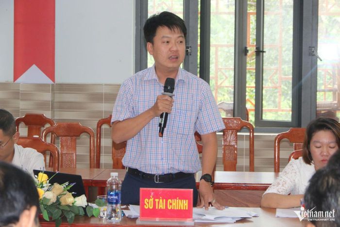 Đại diện Đoàn công tác giải đáp một số đề xuất của địa phương trong triển khai công trình, dự án. Ảnh Huy Trường
