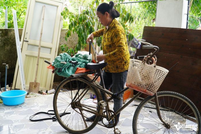 Để có tiền trang trải viện phí cho cháu, bà Cầm phải ngược xuôi nhặt ve chai, phế liệu