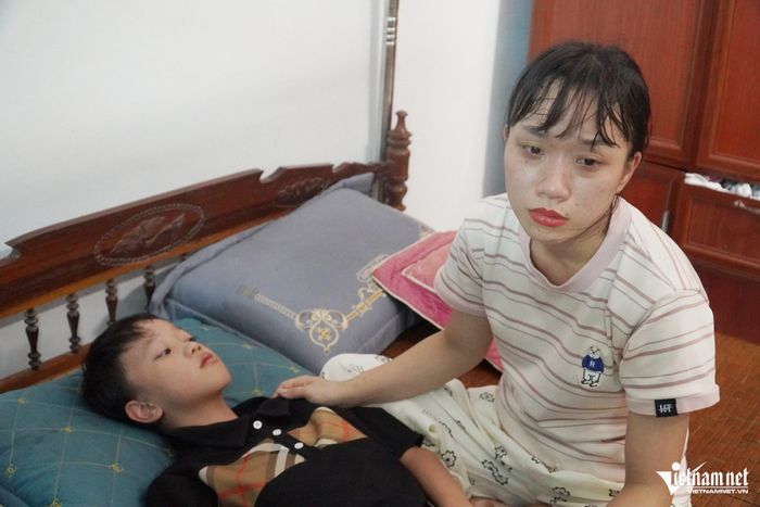 Chị Liên bất lực trước chi phí ghép gan cho con trai lên tới cả tỷ đồng 