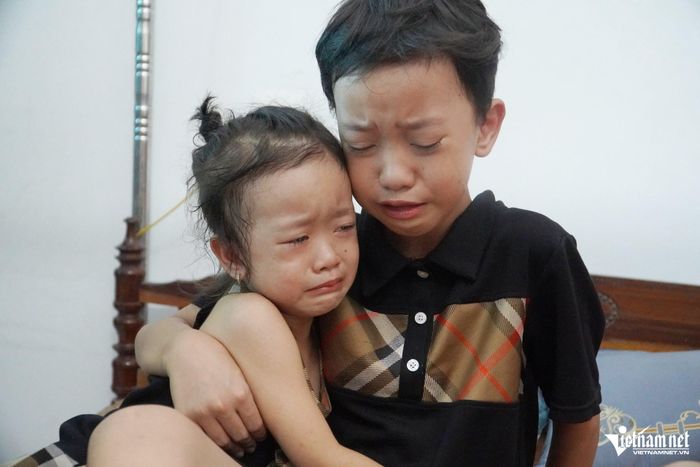 Thấy anh trai khóc, em gái mới 4 tuổi của Phong cũng òa khóc theo 