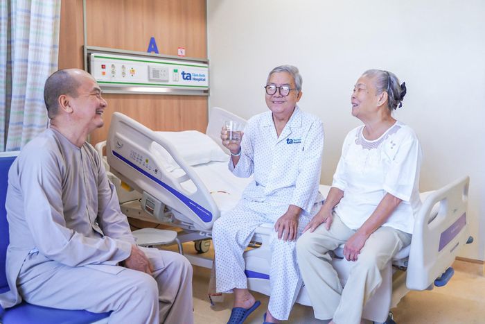 Ông Đoàn có thể ngồi dậy, sinh hoạt ăn uống bình thường ngay sau mổ và xuất viện sau 3 ngày. Ảnh: Bệnh viện Đa khoa Tâm Anh