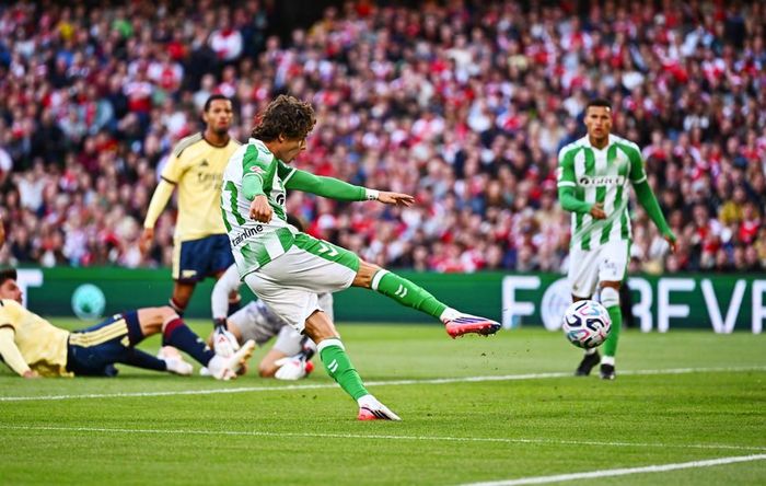 Rodrigo Riquelme volley mở tỷ số - Ảnh: Sportsfile