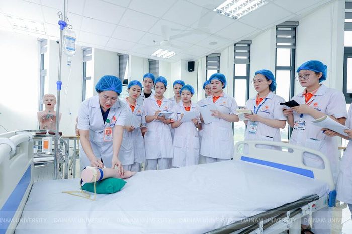 Một tiết thực hành của sinh viên ngành Điều dưỡng Đại học Đại Nam