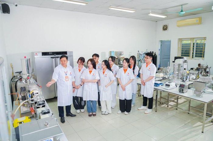 Phòng thí nghiệm hiện đại của sinh viên Dược DNU