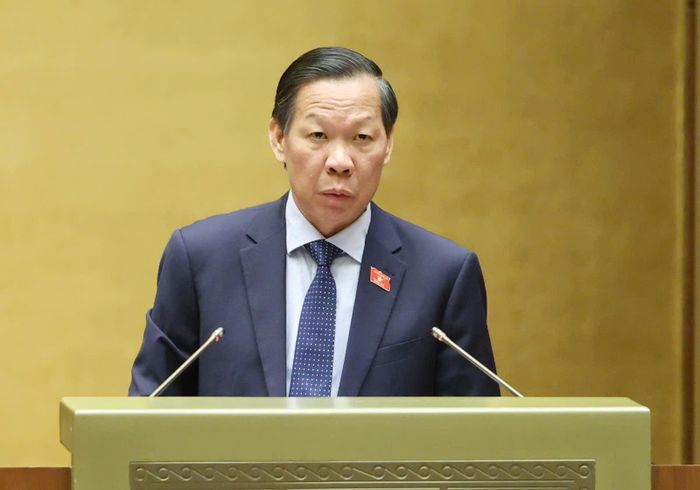 Chủ nhiệm Ủy ban Kinh tế và Tài chính Phan Văn Mãi trình bày thẩm tra. Ảnh: QH
