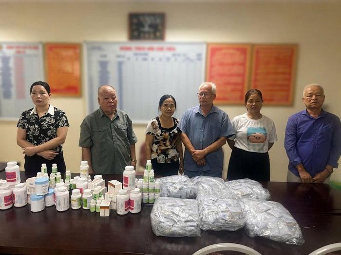 Các đối tượng cùng số thuốc hóa dược, tân dược và sản phẩm thuốc Đông y bị cơ quan công an phát hiện, thu giữ trong quá trình điều tra vụ án. Ảnh: CACC
