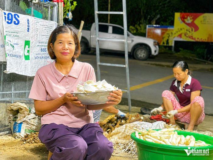 Bà Hoa giới thiệu về củ mài thái lát phơi khô được nhiều người ưa chuộng. Ảnh: Lê Dương