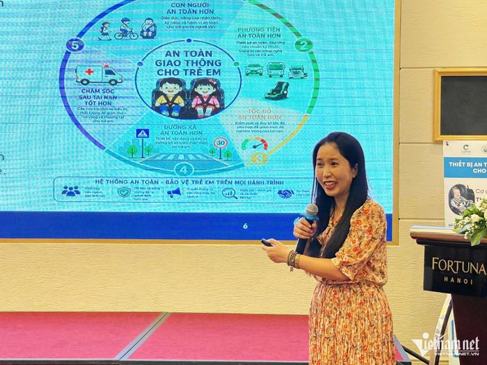 Tiến sĩ Dương Khánh Vân cho rằng: "trẻ em không phải là người lớn thu nhỏ". Ảnh: Hoàng Hiệp