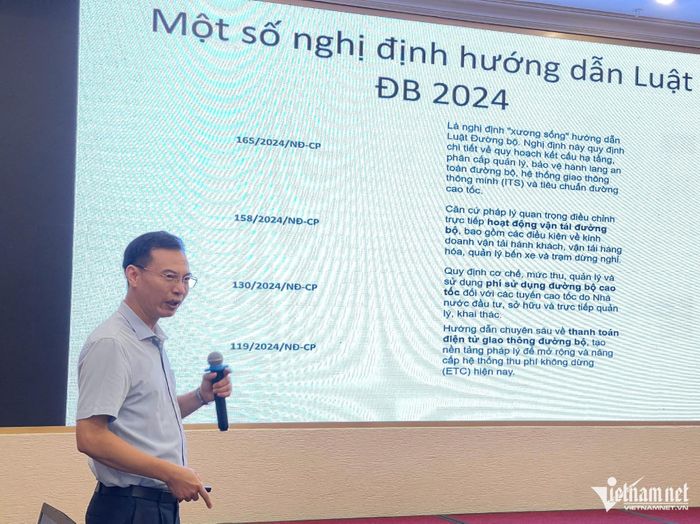 Tiến sĩ Trần Hữu Minh dẫn chứng một số quy định pháp lý hiện hành nhằm bảo vệ trẻ em trên ô tô. Ảnh: Hoàng Hiệp