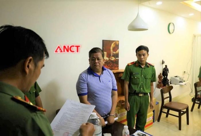 Cơ quan điều tra thực hiện lệnh khám xét nơi ở đối với Võ Xuân Trường. Ảnh: Công an TP Cần Thơ 