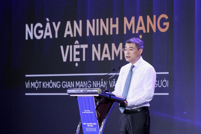 Thủ tướng Lê Minh Hưng: Các doanh nghiệp, ngân hàng phải tích hợp sẵn các tính năng bảo vệ, cảnh báo lừa đảo tự động hoàn toàn miễn phí cho người dùng. Ảnh: Phạm Hải. 