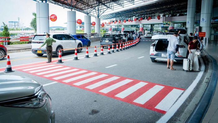 Nội Bài bố trí thêm khu vực chờ có mái che và nhân viên hỗ trợ nhằm tạo thuận lợi cho hành khách đón xe tại nhà ga. Ảnh: NIA.