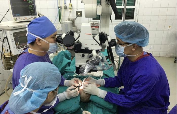 TS.BS Đào Văn Giang cùng ê-kíp phẫu thuật 10 năm trước. Ảnh: BVCC